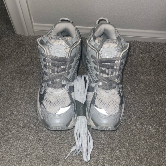 Bal. Silver & white Runners sneakers 🩶 - Picture 2 of 5